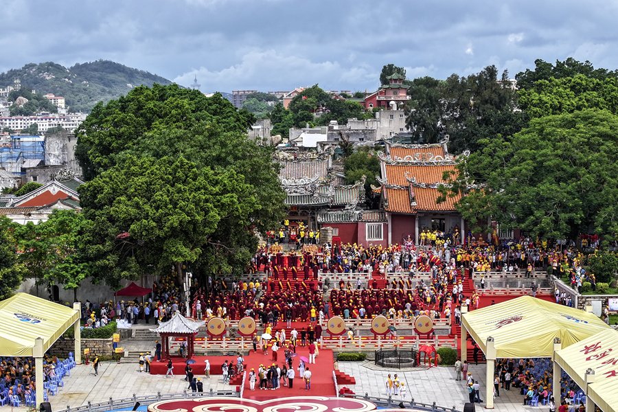 6月18日，第三十三屆海峽兩岸（福建東山）關(guān)帝文化旅游節(jié)開幕，兩岸以及海外關(guān)帝信眾面向東山關(guān)帝廟行三叩九拜之禮，重現(xiàn)古代宏大的祭祀場景。劉漢添攝