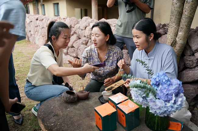 5.在南平市婦聯(lián)“村村都有女主播”培訓(xùn)班上，導(dǎo)師沈丹示范指導(dǎo)學(xué)員們?nèi)绾芜M(jìn)行短視頻拍攝和剪輯。