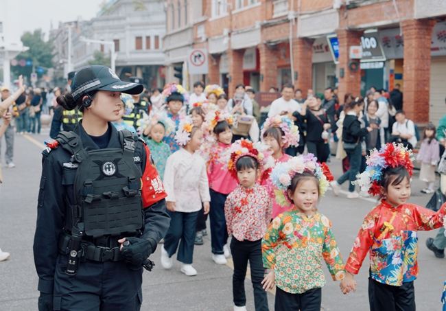 泉州市公安局鯉城分局西街女子巡邏隊在節(jié)假日執(zhí)勤