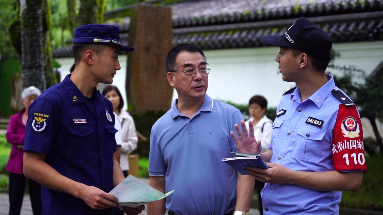 6月3日，分局民警和森林消防員在武夷山景區(qū)聯(lián)合開展森林防火宣傳。