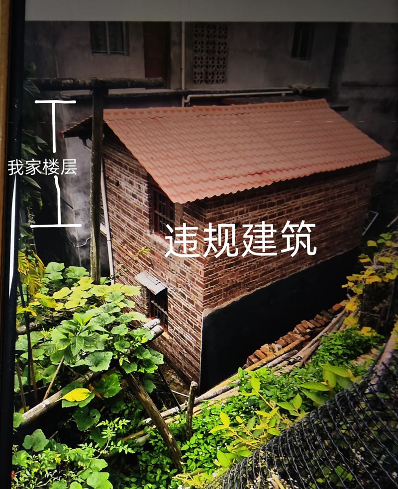 黃先生家位于二樓，違建完全遮擋了房屋的通風(fēng)和采光。訴求人供圖