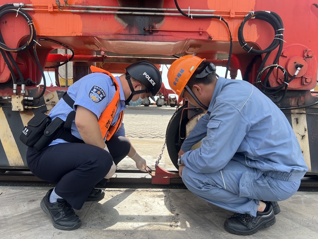 漳州邊檢站移民管理警察檢查碼頭設(shè)備固定情況。王汶臻攝