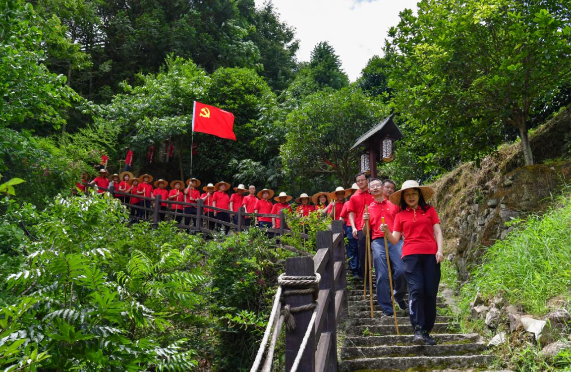 重走寧德下黨“黨群連心路”。福建聯(lián)通供圖