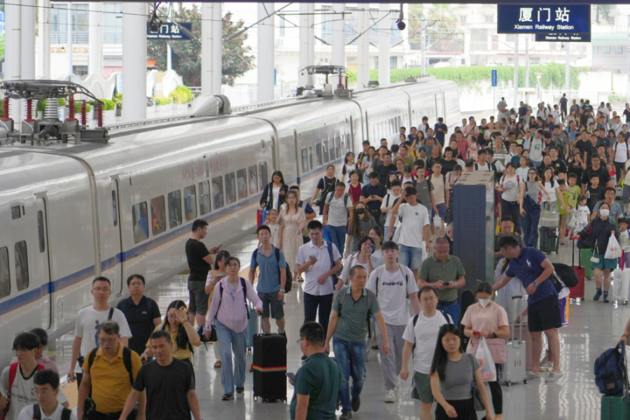 今年7月26日，乘動(dòng)車到達(dá)廈門的旅客正有序出站。安昕宇攝