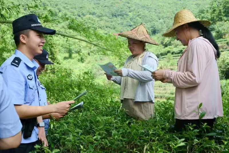 民輔警深入田間地頭開展涉農(nóng)宣傳防范活動(dòng)。安溪縣公安局供圖