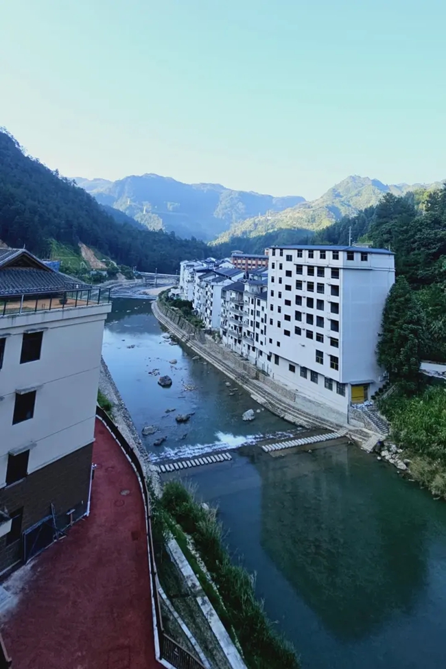 依山傍水的下黨新村。吳道鍔攝