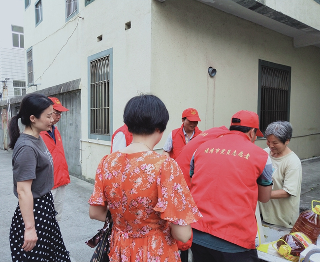 上逕鎮(zhèn)黨員干部下網(wǎng)格收集并現(xiàn)場(chǎng)化解問題。上逕鎮(zhèn)供圖