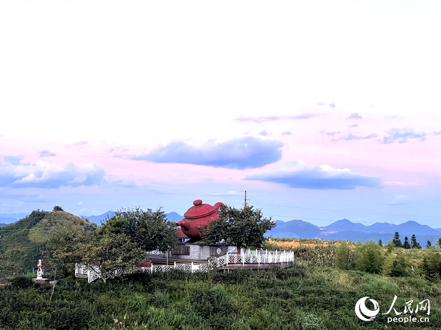 大仙峰茶美人景區(qū)集文化體驗(yàn)、文創(chuàng)展示、休閑度假等功能為一體。人民網(wǎng)記者 陳藍(lán)燕攝