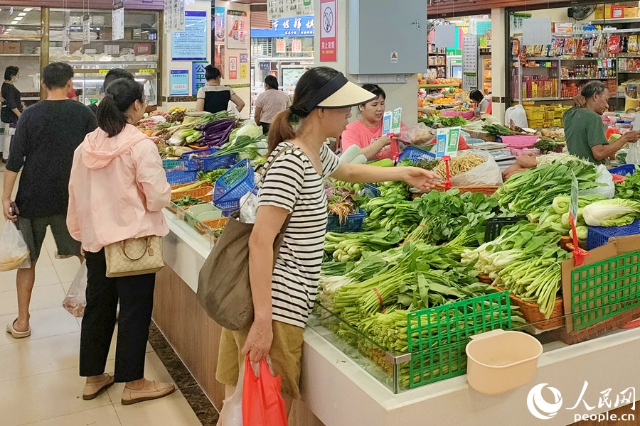 居民在重新開業(yè)的蓮花市場買菜。人民網(wǎng)記者 陳博攝