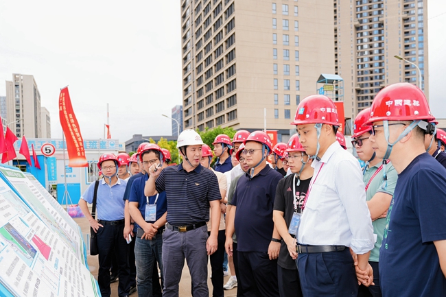 與會(huì)人員參觀下德站施工現(xiàn)場(chǎng)。中建海峽供圖