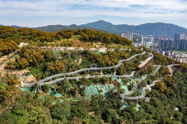 建設(shè)中的高空棧道。