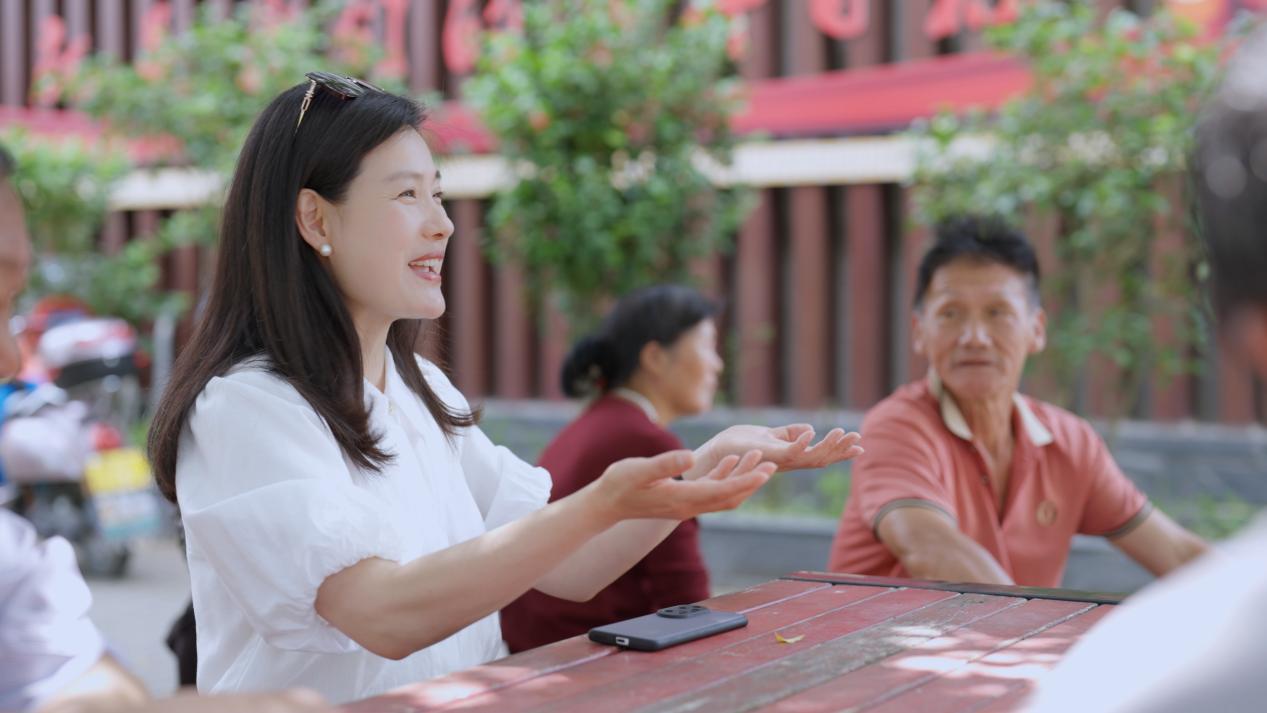 吳炎芳在鄉(xiāng)音講習(xí)所為群眾講政策、話家常。福清市委組織部供圖