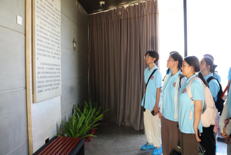 實踐隊參觀曇石山遺址博物館。李思嘉攝