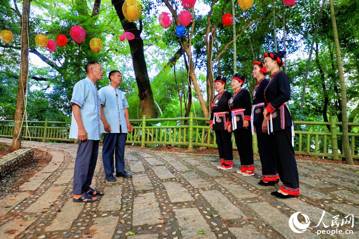 村民們演唱畬族“雙音”。人民網(wǎng) 李唯一攝