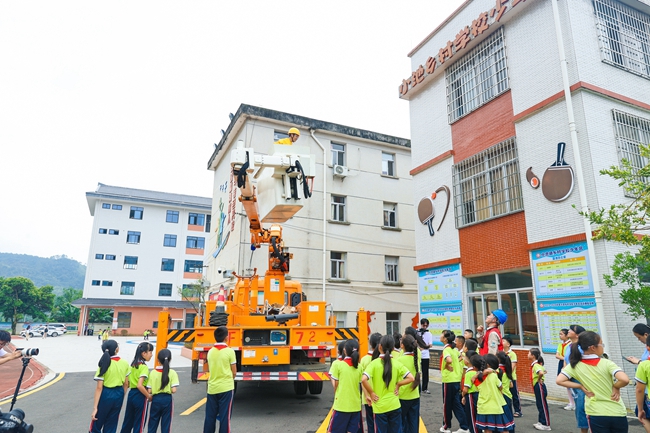 龍巖供電公司員工為學(xué)生們現(xiàn)場(chǎng)演示帶電作業(yè)、無(wú)人機(jī)巡線等技術(shù)。袁鴻梅攝