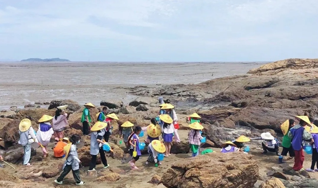 不少游客前來體驗趕海。連江縣融媒體中心供圖