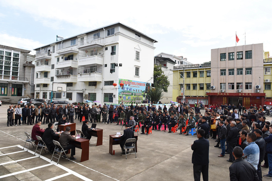 2018年，明溪縣人民法院生態(tài)巡回審判庭首次公開審理非法獵捕案件，以案釋法。明溪縣人民法院供圖