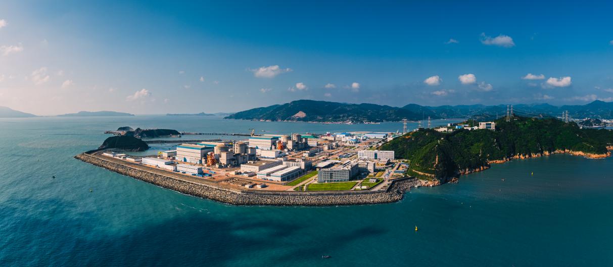 “大國(guó)重器”依山傍水，“硬核”畫(huà)卷鋪展于山海之間。福建寧德核電有限公司供圖