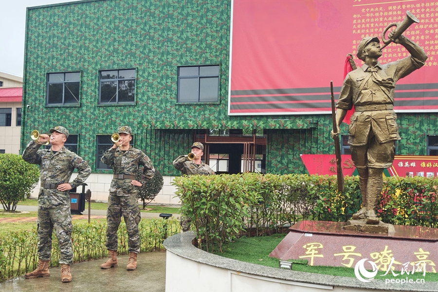 官兵在“軍號(hào)嘹亮”雕塑前吹奏軍號(hào)，澎湃嘹亮。人民網(wǎng) 楊灝昱攝