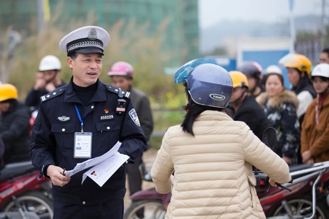 開展摩托車駕駛證一日通考“送考下鄉(xiāng)”便民活動。龍巖公安供圖