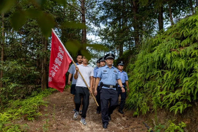 組織民警及村組聯(lián)合巡山。龍巖公安供圖