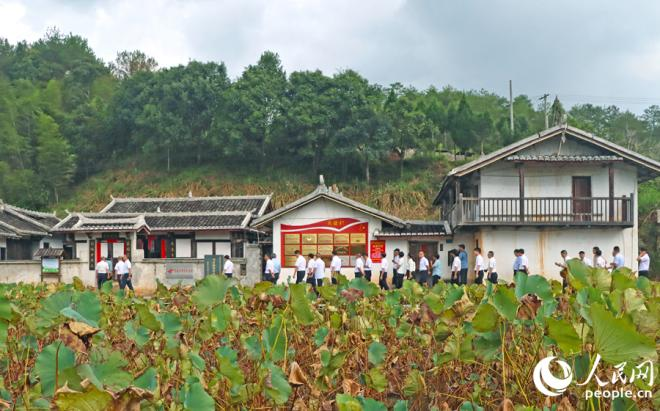 與會(huì)人員在湘店鎮(zhèn)考察黨建引領(lǐng)鄉(xiāng)村治理的生動(dòng)實(shí)踐和成效。人民網(wǎng) 李昌乾攝