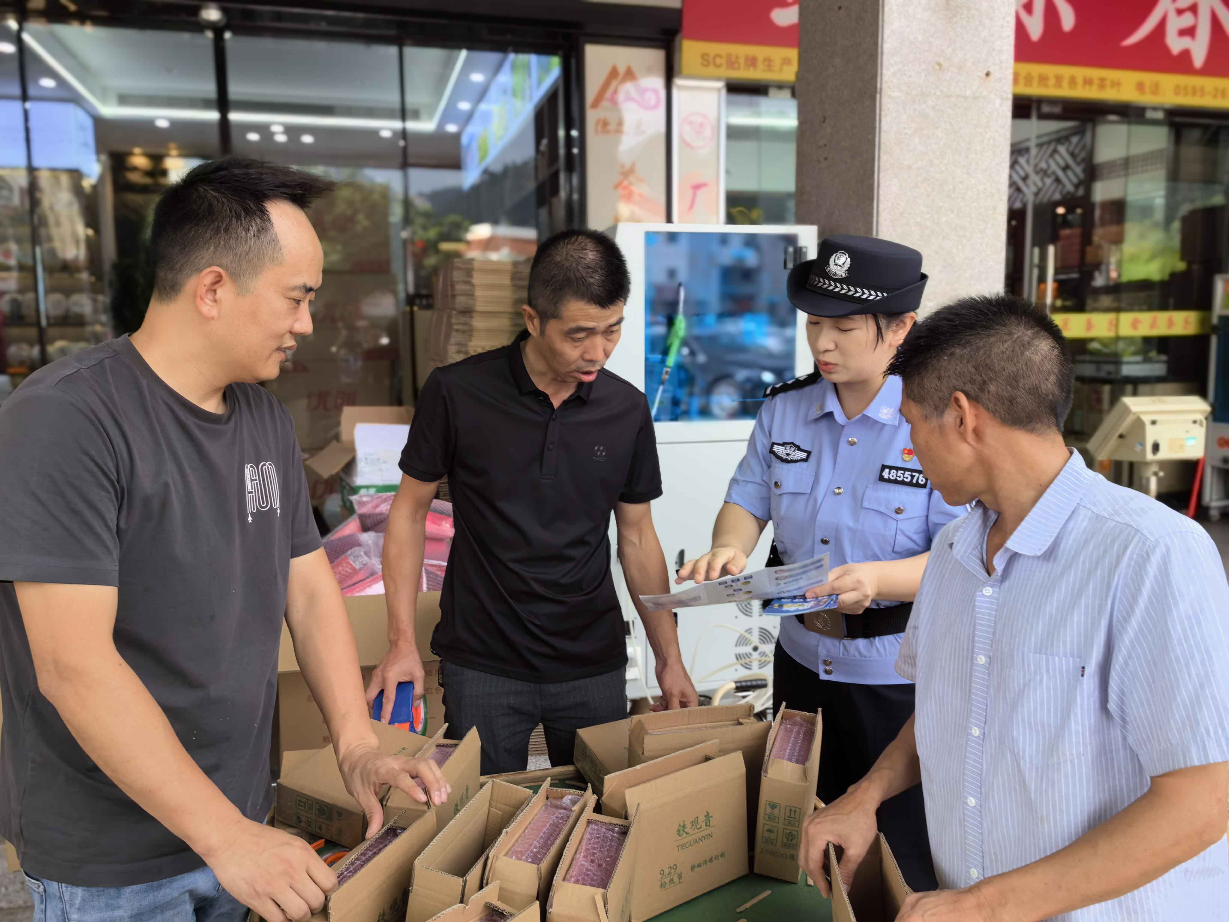 民警在茶葉市場(chǎng)發(fā)放反詐宣傳單。安溪縣公安局供圖