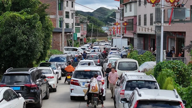 祥華秋茶市場(chǎng)火熱，街道車水馬龍