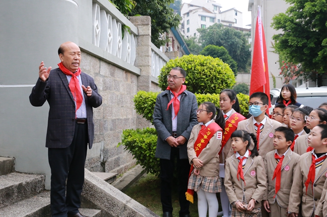 寧德市委宣傳部原副部長、市理論宣講輕騎兵“夕陽紅”小分隊宣講員王紹據(jù)宣講“習爺爺在寧德的故事”.jpg