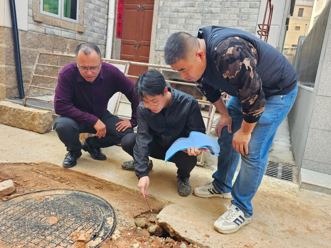 新厝鎮(zhèn)棉亭村墩苗干部陳航韜（中）查勘農村生活污水改造施工現(xiàn)場