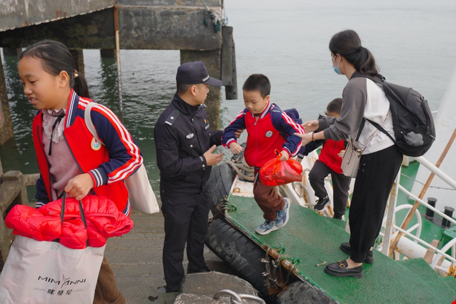 民警方佳地護(hù)送學(xué)生上學(xué)。泉州市公安局泉港分局供圖