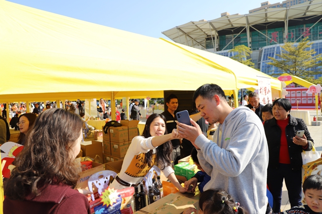 工“惠”集市火熱開(kāi)鑼。受訪者供圖