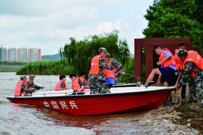 6月26日，防汛搶險(xiǎn)應(yīng)急演練人員駕駛沖鋒舟轉(zhuǎn)移“被困群眾”。